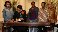 Menteri Luar Negeri Retno LP Marsudi menandatangani berkas penyerahan WNI tersebut ke pihak keluarga.