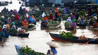 Pasar Lok Baintan adalah pasar apung paling terkenal di Indonesia