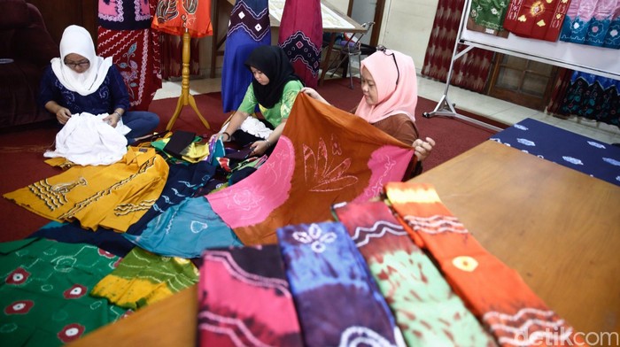 Banjarmasin terkenal dengan kerajinan kain Sasirangan. Yuk kita lihat proses pembuatan kain tersebut di Rumah Sasirangan yang didirikan oleh Bank Indonesia.