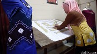 Keunikan kain ini tampak pada motifnya yang beragam.