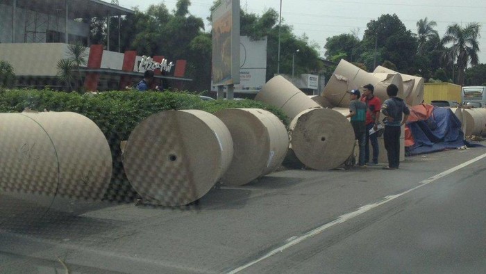 Imbas Kecelakaan Truk Pengangkut Kertas, Tol Cawang Arah Bekasi Macet 12 Km