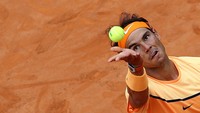 Nadal melakukan servis saat melawan Djokovic. Alessandro Bianchi/Reuters/detikFoto. 