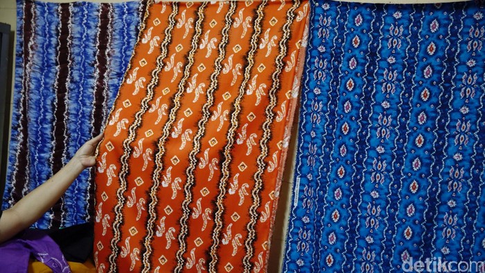 Banjarmasin terkenal dengan kerajinan kain Sasirangan. Yuk kita lihat proses pembuatan kain tersebut di Rumah Sasirangan yang didirikan oleh Bank Indonesia.