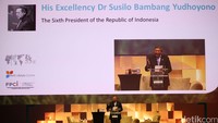 Mantan Presiden Susilo Bambang Yudhoyono (SBY) menjadi keynote speaker pada konferensi internasional In The Zone dengan tema Feeding The Zone yang diselenggarakan oleh Foreign Policy Community of Indonesia bekerjasama dengan The PerthUSAsia Centre di Djakarta Theater, Jalan MH Thamrin, Jakarta Pusat, Sabtu (14/5/2016).