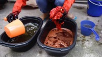 Proses pewarnaan kain Sasirangan.
