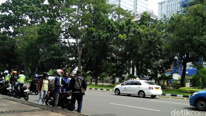 Puluhan Pengendara Sepeda Motor Ditilang di Depan Monas
