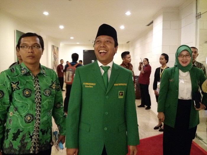 Saat Romi dan Djan Cipika Cipiki di Munaslub Golkar