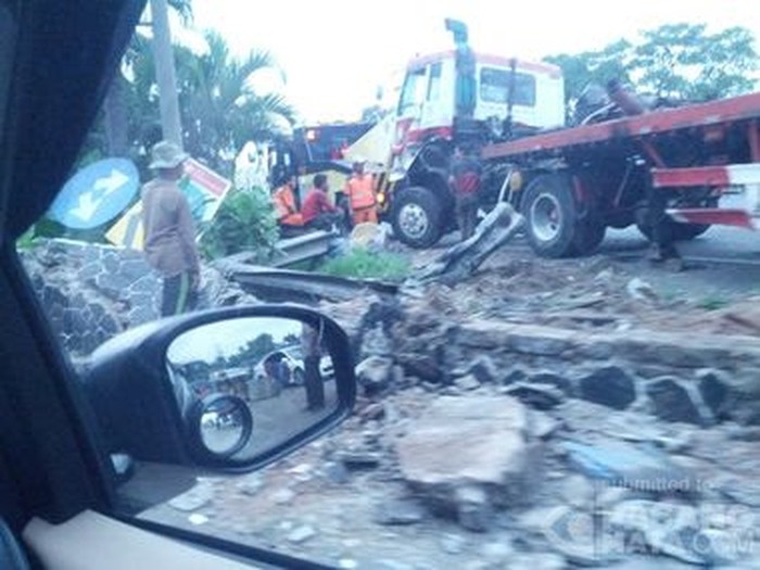 Ada Truk Kontainer Tabrak Separator Jalan, Tomang Arah Tangerang Macet 13 KM