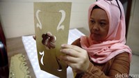 Untuk tahap awal pengrajin harus membuat pola terlebih dahulu.