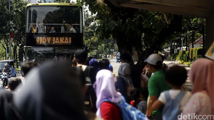 Puluhan penumpang menaiki bus tingkat wisata di Jalan Merdeka Selatan, Jakarta, Minggu (15/5/2016). Pemprov DKI Jakarta berencana menambah 25 bus tingkat gratis guna memudahkan sarana transportasi masyarakat untuk menikmati wisata berkeliling dan menjelajah Ibukota Jakarta. (FOTO: Rachman Haryanto/detikcom)
