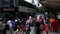 Puluhan penumpang antre menaiki bus tingkat wisata di Jalan Merdeka Selatan, Jakarta, Minggu (15/5/2016).