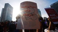 Sejumlah massa menggelar aksi di kawasan Bunderan Hotel Indonesia, Jakarta, Minggu (15/5/2016).