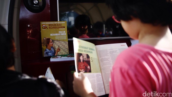 PT Bank Central Asia Tbk (BCA) terus mendorong upaya peningkatan indeks literasi dan inklusi keuangan masyarakat Indonesia. Kali ini, BCA bersama Otoritas Jasa Keuangan (OJK) melanjutkan komitmennya dalam mengoperasikan Mobil Literasi Keuangan (SiMOLEK), Minggu (15/5/2016) di acara Car Free Day di Jakarta. Petugas edukasi dalam acara tersebut dilakukan oleh pihak OJK dan Halo BCA. (Foto: Rachman Haryanto/detikcom)