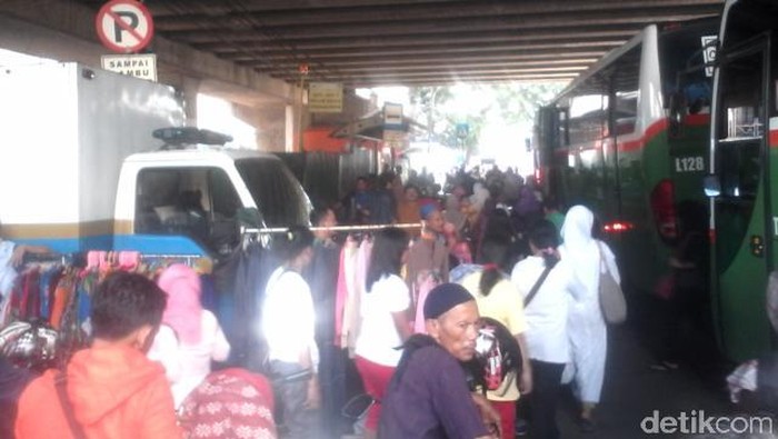 Ada Satpol PP di Blok F, PKL Tanah Abang Jualan di Depan Blok G