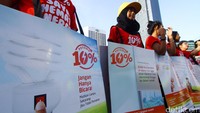 Kampanye hemat energi ini juga diikuti oleh ratusan peserta berkaos warna merah dengan slogan Potong 10% Saya Hemat Energi.