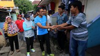 Bakal calon gubernur DKI Jakarta Sandiaga Uno menyapa warga Meruya Utara, Jakarta, Minggu (15/5/2016). Istimewa.