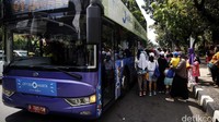 Sejak pagi tadi bus tingkat wisata sudah wara-wari di sepanjang protokol Ibu Kota. 