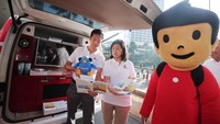 Direktur PT BCA Armand W. Hartono (kiri) dan Anggota Dewan Komisioner Bidang Edukasi dan Perlindungan Konsumen OJK Kusumaningtuti S. Soetiono (kedua kiri) di acara Car Free Day di Jakarta, Minggu (15/5/2016). 