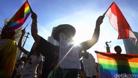 Aksi yang diberi tema Bunyikan Tanda bahaya ini digelar oleh sejumlah massa yang mengatasnamakan Jaringan Muda Menolak Kekerasan Seksual. 