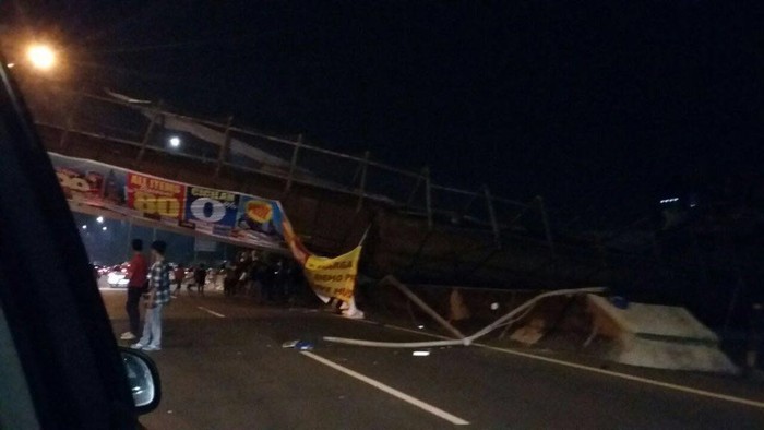 Dua Crane Tiba di Lokasi Untuk Angkat JPO yang Roboh di Tol BSD