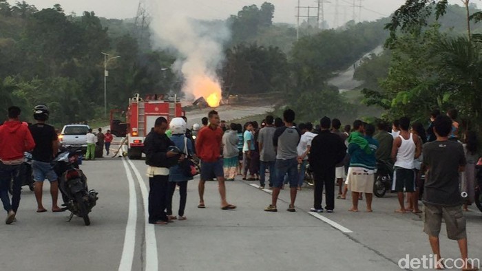 Pipa Chevron di Riau Ditabrak Truk Tronton, 1 Orang Luka Bakar