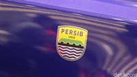 Dengan warnanya yang berwarna biru dengan kelir kuning pada spion dan rear spoilernya, mobil jadi wahana selfie pengunjung Datsun Day yang pastinya adalah bobotoh Bandung juga.