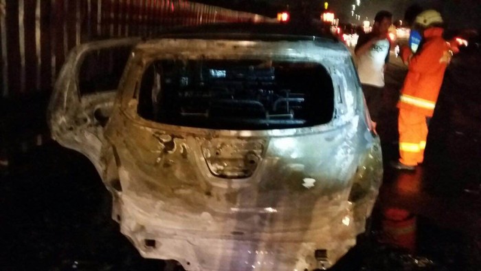Ini Penampakan Minibus Yang Terbakar Di Tol Jagorawi
