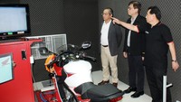 (Kiri ke kanan) Presdir AHM Toshiyuki Inuma, Executive Vice President Director AHM Johannes Loman, dan Chief Executive AHM Sigit Kumala hadir dalam pembukaan diler Big Wing. Ist/AHM.