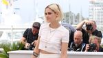 Tidak Glamor, Kristen Stewart Santai Berkaus di Festival Film Cannes 2016