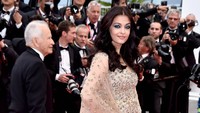Menghadiri acara pemutaran perdana film Slack Bay (Ma Loute) pada Jumat (13/5/2016), ia terlihat mengenakan busana berwarna krem berpayet. Pascal Le Segretain/Getty Images/detikFoto.