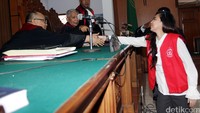 Leasa Sharron Rose menyalami hakim usai sidang vonis.