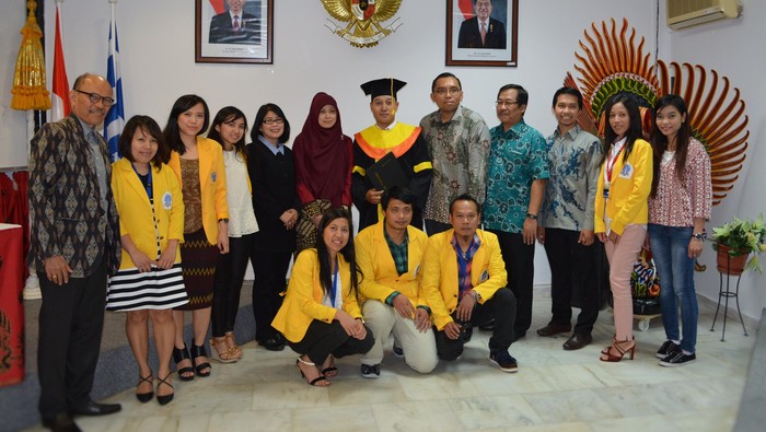 Rektor UT Indonesia Wisuda Lulusan Perdana di Yunani