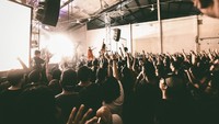 Gudang Sarinah Ekosistem, Pancoran, Jakarta Selatan menjadi saksi dari penampilan band asal Jakarta tersebut. (Dok. Davian Akbar)