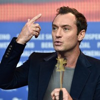 Jude Law dan Sienna Miller tak jadi nikah karena skandal perselingkuhan dengan babysitter. Perselingkuhan Jude Law terbongkar ke publik dan Sienna Miller langsung membatalkan pertunangannya.  Foto: Getty Images