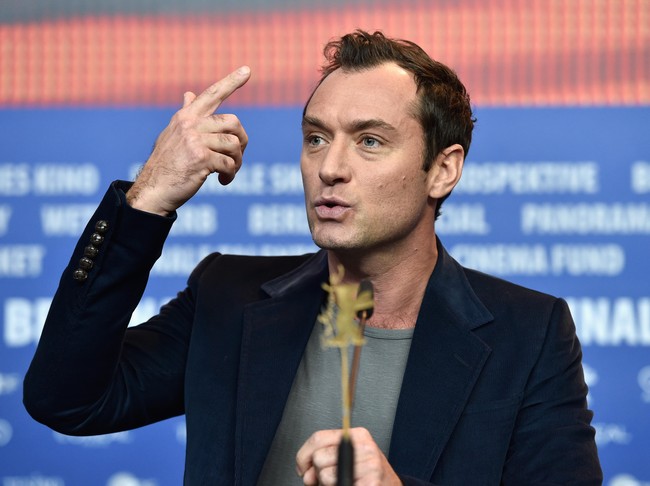 Jude Law dan Sienna Miller tak jadi nikah karena skandal perselingkuhan dengan babysitter. Perselingkuhan Jude Law terbongkar ke publik dan Sienna Miller langsung membatalkan pertunangannya.  Foto: Getty Images