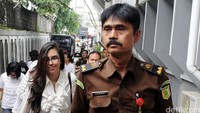 Leasa Sharron Rose saat tiba di Pengadilan Negeri Jakarta Selatan.