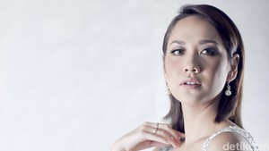 Karier BCL udah panjang banget di dunia film dan menyanyi. Pasutri Gaje, merupakan film drama komedi yang dibintangi oleh BCL. Tahun lalu, di dunia nyanyi ia juga kolaborasi bareng Diskoria, laleilmanino dalam lagu Badai Telah Berlalu. Dua pembuktian BCL terus relevan di industri. Foto: Asep Syaifullah