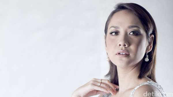 Yuk Intip Pose Anggun Bunga Citra Lestari untuk Celeb of The Month Yuk Intip Pose Anggun Bunga Citra Lestari untuk Celeb of The Month