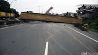 Badan JPO Menutupi badan jalan tol.