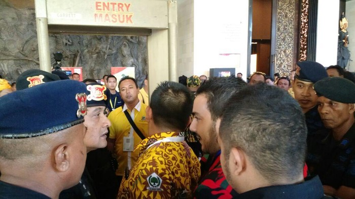 Rusuh Adu Pukul Terjadi di Luar Pintu Ruang Munaslub Golkar