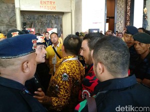 Rusuh Adu Pukul Terjadi di Luar Pintu Ruang Munaslub Golkar