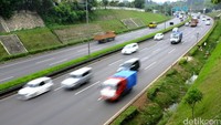 Tidak seperti biasanya yang selalu macet, hari ini para pengendara dapat melaju dengan lancar di Tol Simatupang.