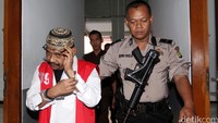 Tangan terdakwa Muhammad Rajaram alias Ahmad bin Abu Bakar diborgo dan dikawal polisi dengan membawa senjatai saat tiba di PN Jakarta Selatan