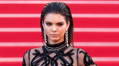 Kendall Jenner Seksi Bergaun Transparan di Festival Film Cannes 2016