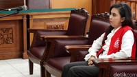 Leasa Sharron Rose mendengarkan vonis yang dibacakan majelis hakim.