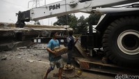 Jembatan Penyeberangan Orang di KM 8 Tol JORR BSD Serpong roboh karena tersangkut truk pembawa crane dan menyangkut hingga ambruk, Minggu (15/5/2016) malam.