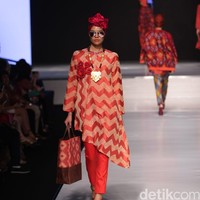 Itang Yunasz Jalinan Lungsi Pakan Jakarta Fashion & Food Festival 2016 at Hotel harris. Kelapa Gading. Jakarta. [Foto: Mohammad Abduh/Wolipop]