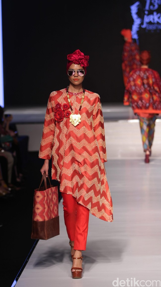 Itang Yunasz Jalinan Lungsi Pakan Jakarta Fashion & Food Festival 2016 at Hotel harris. Kelapa Gading. Jakarta. [Foto: Mohammad Abduh/Wolipop]