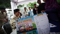Warga mengantre untuk mendaftarkan diri dalam mudik gratis bersama Kemenhub.