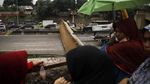 Warga Tonton Proses Evakuasi JPO